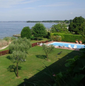 Appartamento ORCHIDEA a Sirmione sul Lago di Garda con piscina, giardino e spiaggia con molo